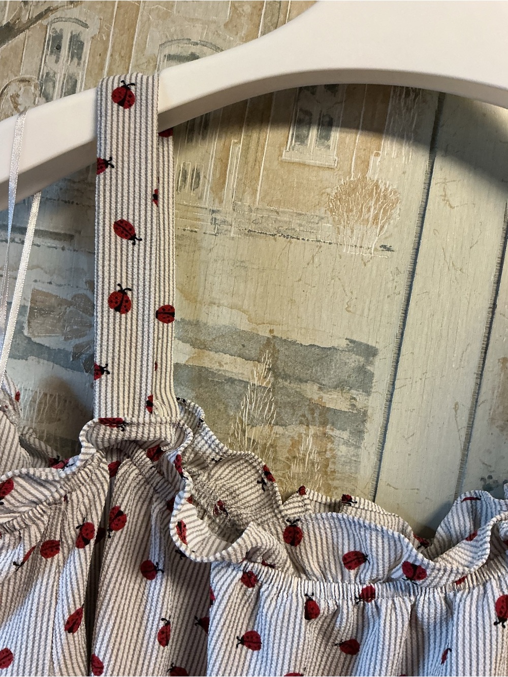 Twing & String Off-Shoulder ladybug Print Top - Picture 4 of 6